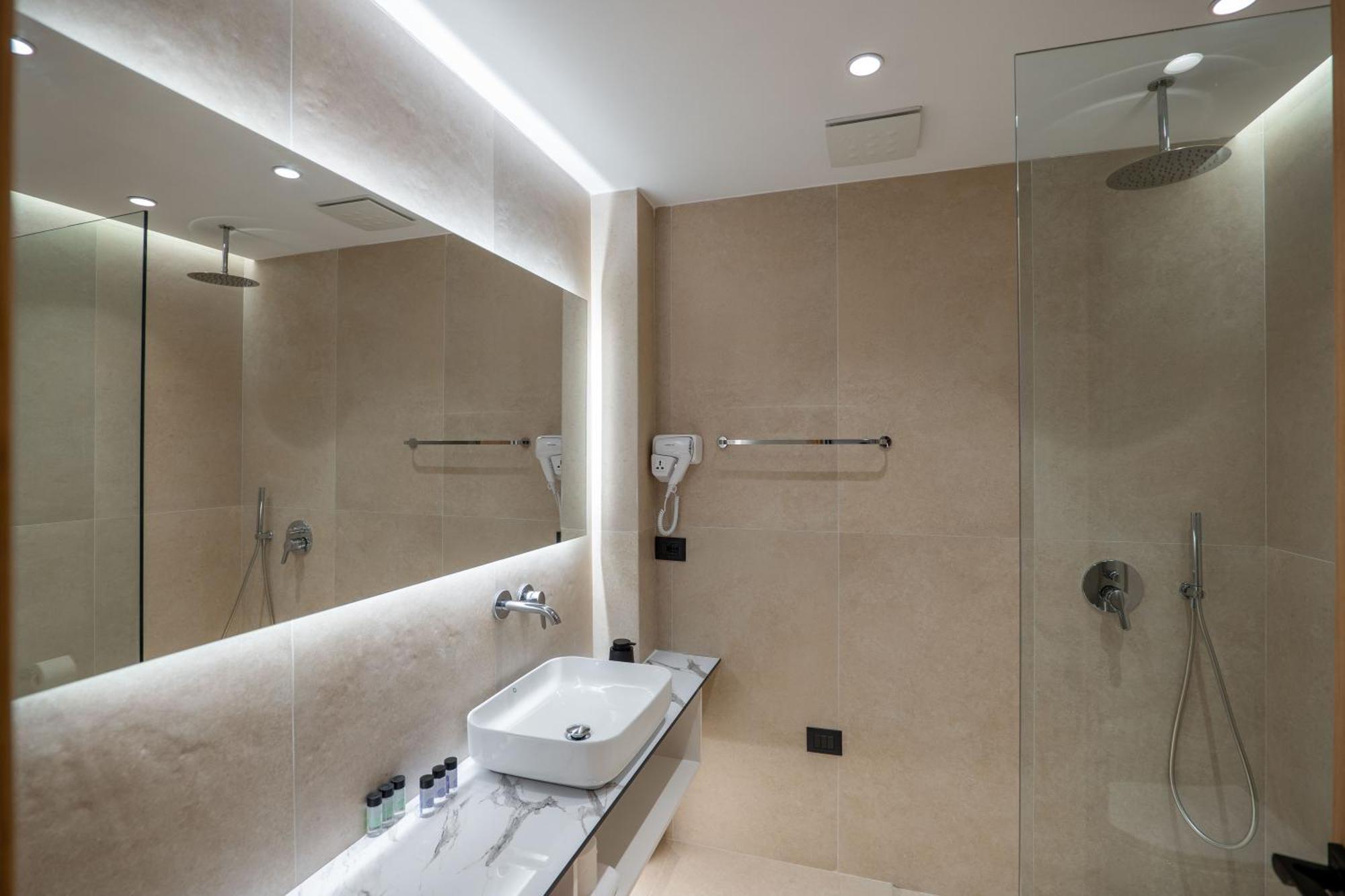 Austin Boutique Hotel Sarandë エクステリア 写真